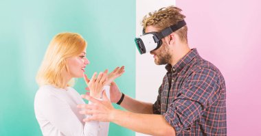 Video oyunu adam hayal yakalanan. Karısı onu gerçek hayata geri yardım etmeye çalışır. Adam Vr gözlük dahil video oyunu kız iken onu uyandırmaya deneyin. Video oyun bağımlılığı belirtileri ve tedavisi