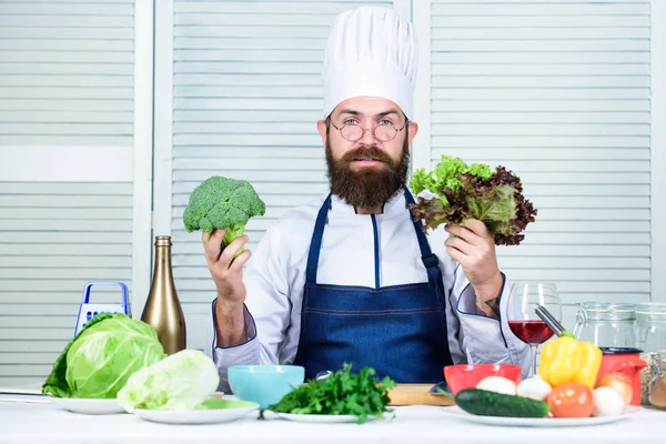 Vegetarisk. Mogen kock med skägg. Skäggig man laga mat i köket, kulinariska. Kocken mannen i hatten. Hemlig smak recept. Bantning och ekologisk mat, vitamin. Hälsosam mat matlagning. Ohälsosam mat — Stockfoto