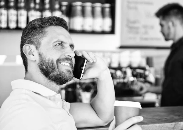 Café tirar opção para pessoas ocupadas. Homem conversa móvel café barista fundo. Beba café enquanto espera. Homem smartphone encomendar café no café. Conceito de pausa para café. Fico feliz em ouvir-te. — Fotografia de Stock