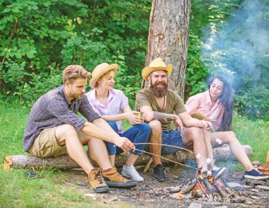 Arkadaşlarım boş zaman hafta sonu zammı Barbekü Orman Doğa arka plan harcamak. Şirket arkadaşlar piknik ya da barbekü şenlik ateşi yakın. Kavurma Marshmallow Barbekü. Arkadaşlar hafta sonu Barbekü ormandaki tadını çıkarın.
