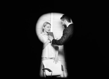 Anahtar deliği ile görüntüleyin. Çalışan kadın hakları çiğneyen şüpheli. Agresif tehdit patron. Tanık office suç. Tanığın hakları ihlali varsa. Kadın şiddet Office muzdarip