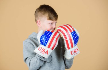 Zafer doğru. Onun gücü kendinden emin. Boks kariyerine başlamak. Erkek sporcu ABD bayrağı ile boks eldivenleri giy. ABD'li boksör kavramı. Çocuk spor atlet boks becerileri pratik. Boks spor