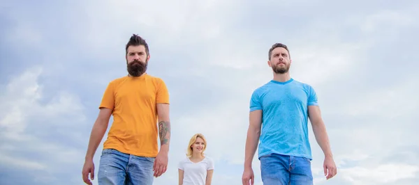 D'inspiration décontractée. Les gens de la mode ont l'air décontractés en tenue d'été. Jolie femme et amis hommes marchant en plein air. Groupe de personnes en tenue décontractée. Les jeunes dans un style décontracté sur ciel nuageux — Photo