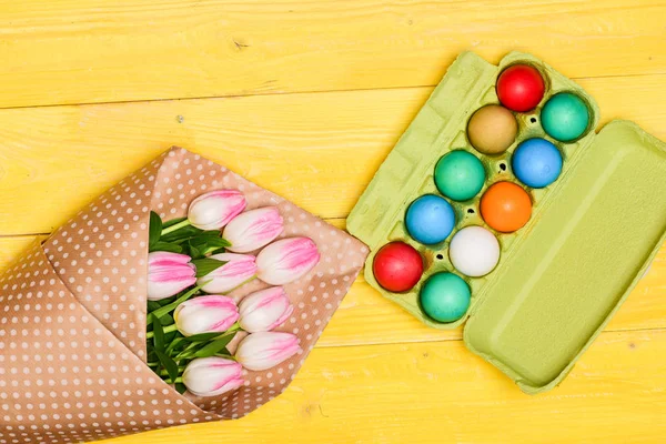 Yumurta avı. Mutlu Paskalyalar. Yumurta tepsisine boyanmış yumurta. Bahar tatili. Tatil kutlaması, hazırlık. Lale çiçeği buketi. Sağlıklı ve mutlu tatiller. Paskalya yemeği — Stok fotoğraf
