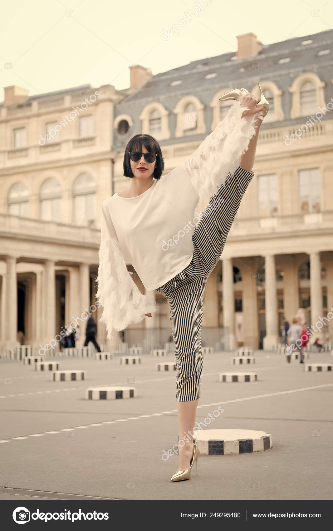 Yoga e conceito de Mulher sensual com cabelo morena