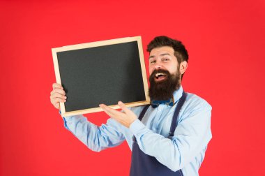 Barmen blackboard ile. Hipster barmen show blackboard Kopyala yer. Hipster Restoran personeli. Hakkında bilgi veren hippi. Sakallı adam barmen veya önlük aşçı tutun boş yazı tahtası. Bu kontrol edin