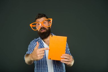 Bu kitaba bak. Ders kitabı işaret parti bardaklarda sakallı adam. Kitap nerd çalışma. Kitap nerd süslü gözlük takıyorum. Üniversite erkek öğrenci ders notları ile