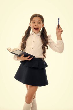 Hakkında öğrendim. Çocuk okul üniforma akıllı çocuk ev ödevi ile mutlu. Çocuk kız mutlu okul tek tip kıyafet kitap ve kalem tutar. Kız sevimli sürpriz yüz önemli fikir, beyaz arka plan bulundu