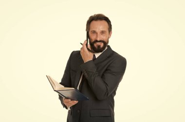 Arama yazmadan önce bilgi iletilmeli ve bir şeye ihtiyacınız olursa müşteriye sorun. İş adamından müşteriye, not defterini tut. Adam sakallı menajer telefonda gülen surat konuşuyor. Başarılı iş çağrısı