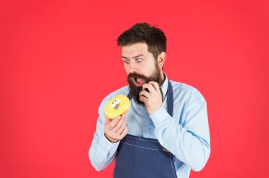 Tatlım hippi. Baker tutun çörek. Komik hippi. Sakallı adam yemek. Şef adam kafede. Diyet ve sağlıklı gıda. Sakallı adam halka yemek. Kalori. Açlık hissediyorum. Sakallı Şef. Sakallı adam önlük