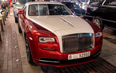 Dubai Alışveriş Merkezi'nin yanında lüks araç Rolls Royce Wraith