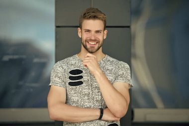 Sakallı yüzü açık gülümseyen üzerinde mutlu adam. Gri tshirt maço gülümseme. Casual tarzda. Mutlu ve sağlıklı. Sportif yakışıklı olan. Güven ve karizma
