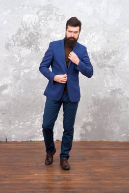 Adam yakışıklı sakallı işadamı lüks resmi takım elbise giymek. Erkek giyim ve moda kavramı. Adam acımasız bir modeldir. İş insanlar moda stil. Office için resmi kıyafet. Modern iş adamı