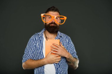 Eğlenceli bir çalışmadır. Hipster sakallı adam komik gözlük Not Defteri veya kitap tutun. Bu kitabı okuyun. Çizgi roman ve mizah duygusu. Dersler yetişkin eğitimi. Kendi eğitim kavramı. Edebiyat kulübü. Hobi olarak kitap okumak
