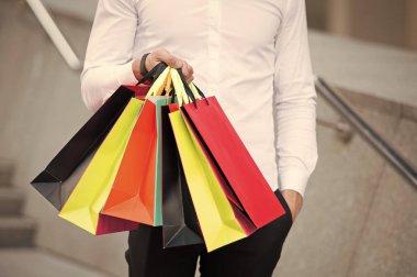 Grup alışveriş torbaları açık, yakın erkek elinde. Alışveriş ipuçları. Başarılı alışveriş seferi. Yazık oldu. Fazla para harcamak ve zaman atık değil liste ile satın. Alışverişlerinizi önceden planlayın