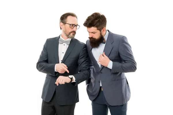 Controleer klok. Business mensen formele kleding hebben verschillende mening over tijd. Timemanagement en discipline. Verbeteren van stiptheid. Man oudere ervaren over tijd efficiëntie zorvuldig klok — Stockfoto