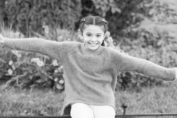 Um dia cheio de diversão. Menina pequena feliz sorrindo. Menina criança se divertir um pouco no outono. Menina feliz na paisagem do outono. Temporada de outono — Fotografia de Stock