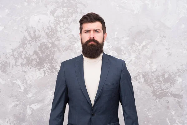 Fiducioso e di successo. Uomo bello uomo d'affari barbuto indossare abito formale di lusso. Concetto uomo e moda. Ragazzo brutale modella di moda. Uomini d'affari stile moda. Vestiti formali per ufficio — Foto Stock