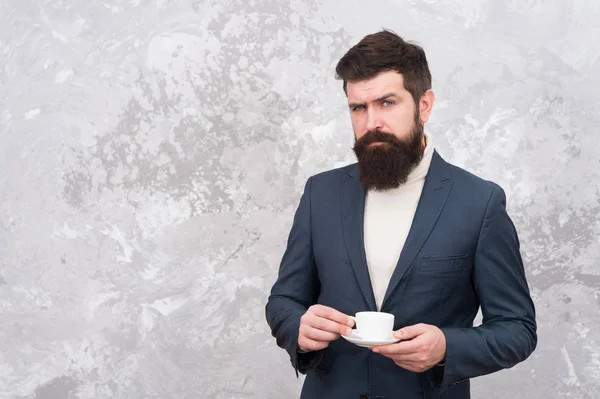 Speciale koffie. Een knappe bebaarde zakenman met een kop koffie. Koffie pauze concept. Zakenmensen mode stijl. Slimme casual stijl kleding voor kantoor leven. Beste koffie geserveerd voor hem — Stockfoto