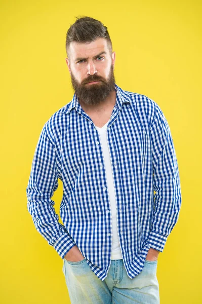 J'ai des doutes. Mode barbe et concept de coiffeur. Homme barbu barbe hipster fond jaune. Les pointes de barbier maintiennent la barbe. Élégant soin de la moustache barbe. Apparence de hipster. Expression émotionnelle — Photo