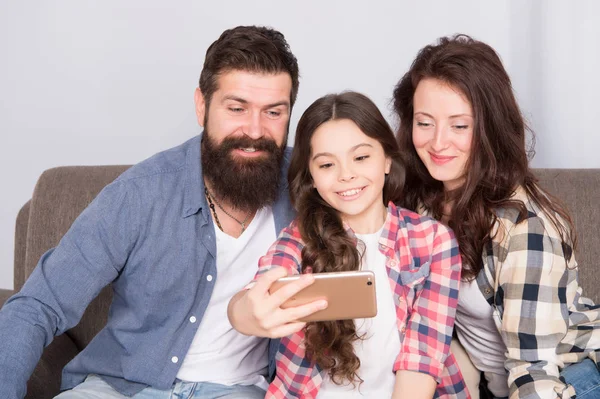 Selfie de família. A família passa o fim de semana juntos. Use smartphone para selfie. Família amigável se divertindo juntos. Mãe pai e filha relaxando no sofá. Família posando para foto. Capturar momentos felizes — Fotografia de Stock