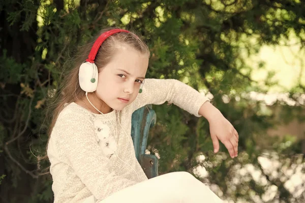 Petite fille mignonne appréciant la musique à l'aide d'écouteurs — Photo