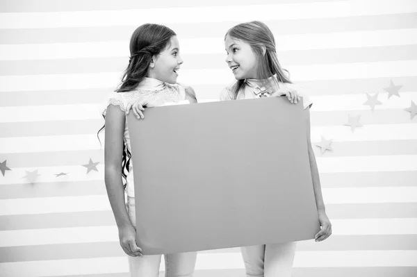 Fille tenir bannière annonce. Filles enfants tenant bannière en papier pour l'annonce. Les enfants heureux avec l'espace de copie d'annonce papier vierge. Concept d'annonce pour enfants. Incroyable nouvelle surprenante Images De Stock Libres De Droits