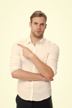 Şuna bir bak. Adam beyaz yakalı gömlek izole beyaz arka plan işaret parmağı iyi bakımlı. Reklam kavramı. Maço güvenle işaretleme yön. Adam ofis çalışanı yönünü gösterir