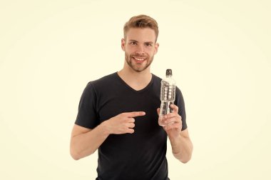 Su şişesi üzerinde beyaz izole maço noktası parmak. Mutlu bir adam gülümseme ile plastik şişe. Susuzluk ve sağlık. Sulu ve sağlıklı kal. İçme suyu sağlık için. Ürün sunumu