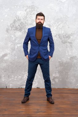 Adam yakışıklı sakallı işadamı lüks resmi takım elbise giymek. Erkek giyim ve moda kavramı. Adam acımasız bir modeldir. İş insanlar moda stil. Office için resmi kıyafet. Mükemmel bakmak için kullanılan