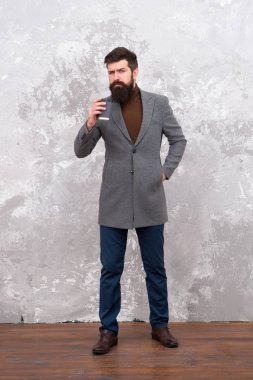 Stil ve zeka. Erkek giyim ve moda kavramı. Adam acımasız bir modeldir. İş insanlar moda stil. Office için rahat kıyafetler. Adam yakışıklı sakallı işadamı lüks resmi takım elbise giymek