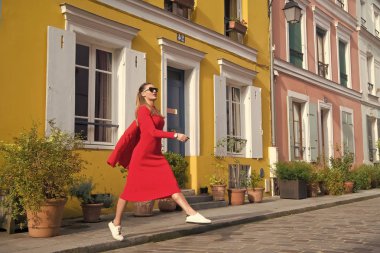 Adım adım. Kılavuzu Fransız başkentinde zaman ayırdığınız için. Kadın toplam kırmızı kıyafeti zevk güzel sokak Paris yürümek. Paris kaygısız yürüyüşler güneşli günde rahat. Paris'daki eğlence ve kültürel