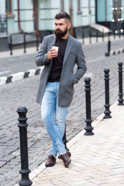 Paket kahve. Sakallı hippi, kahve fincanı içer. İyi hazırlanmış bir işadamı, şehir dışında kahve molası verir. Yürü ve taze kahvenin tadını çıkar. Sokakta birini bekliyor.