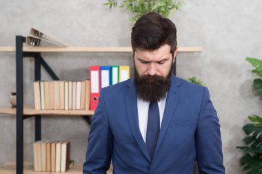 Fazla mesai. Kendine güvenen acımasız bir adam. Fazla mesai. Modern iş adamı. Sakallı adam. Sakallı, olgun bir hippi. Resmi takım elbiseli bir iş adamı. Vay be. İş yerinde erkek modası. fazla mesai ücreti