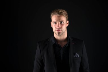 Genç ve deneyimli. Kendini moda arıyorsunuz işadamı istihdam. İş kanepe ya da uzman. Ofis çalışanı. İş adamı. Formal giyim iş adamı. Yakışıklı adam, iş tarzında kopyalama alanı