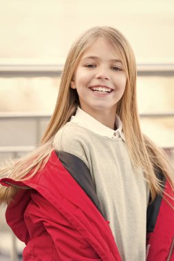 Çocuk zevk bulanık çevre üzerindeki sonbahar günü