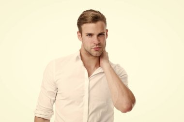 Ne zaman boyun ağrısı hakkında merak için. Boyun ağrısı semptomlar ve tanı neden olur. Adam ciddi bir yüz boyun beyaz arka plan dokunur. Nasıl iyi boyun masaj vermek. Neden boynum acıyor mu