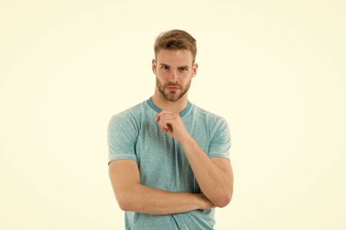 Karar verme. Adam ciddi yüz beyaz arka plan karar kıl. Adam tıraşsız adam zor kararı ile meşgul. Adam düşünceli dokunuşlar kıl çene üzerinde sakallı. Düşünceli ruh kavramı