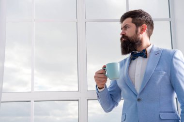 modern iş adamı. düşünceli erkek kahve içmek sakallı. işadamı modern resmi kıyafeti. modern hayatın. pencere, iş adamı. gelecekteki başarısı. sabah ilham. kopya alanı. Modern ofis