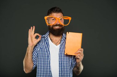Tamam. Kitap okumak için davet inek çalışma. Üniversite erkek öğrenci ders notları ile. Adam ders kitabı ile parti bardaklarda sakallı. Süslü gözlüklü kitap nerd