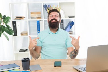 Üstünlük ve kendine güven. Office kralı. İş yerinde, ciddi patron. Agresif patron size bağıran. Ateş kavram. Bana saygı. Altın taç adam kibirli kaba patronuyla ofiste oturmak