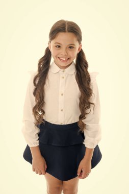 Şirin ve şık. Muhteşem kuyrukları haftanın her günü için mükemmel. Şirin her gün geri okul saç modelleri. Liseli kız öğrenci uzun kıvırcık saç gülümseyen mutlu. Güzel ve kolay kız öğrenci için saç modeli