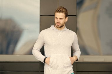 Kendine güvenen sporcu rahat tarzı içinde. Erkek moda. Sakallı adam kürsüye kentsel açık. İş için hazır. Temiz hava eğitim. Spor ve fitness