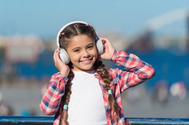 Sevimli bir müzik aşığı. Küçük çocuk müzik dinlemekten hoşlanıyor. Müzik seti kulaklık takan küçük bir kız. Kablosuz kulaklıklı küçük bir çocuk. Küçük çocuk teknolojiyi eğlence ve müzik eğitimi için kullanıyor.