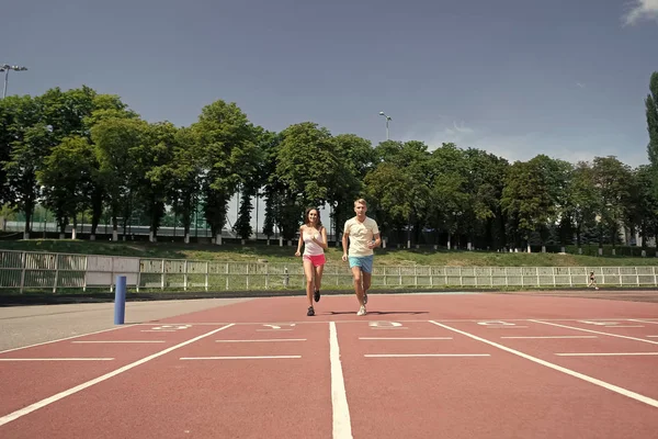 Hombre y mujer soleado al aire libre en el cielo azul . — Foto de Stock