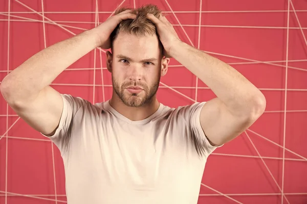 Homem com cerdas rosto estrito desfrutar de frescura do cabelo, fundo rosa. Concepção de cabelo. Homem com barba ou homem sem barba bonito e bem preparado tocando o cabelo. Cara barbudo atraente com penteado — Fotografia de Stock