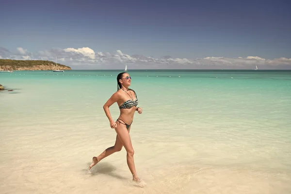 Дівчина-купальниця бікіні бікіні керує блакитним морським пляжем. Розкішний тропічний курорт океану. Протікай через чарівну бірюзову лагуну. Жінка сексуально розслаблює пляж океану Антигуа. Відпочинок і засмага — стокове фото