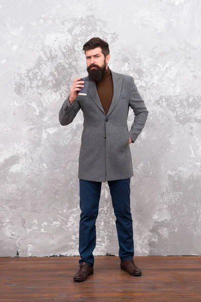 Estilo e inteligencia. Ropa de hombre y concepto de moda. Tipo modelo de moda brutal. Gente de negocios estilo de moda. Ropa casual para oficina. Hombre guapo barbudo hombre de negocios usar traje formal de lujo — Foto de Stock