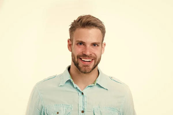 Homme avec un sourire parfait sur le visage non rasé isolé sur fond blanc. Un homme heureux avec une barbe. Barbu et beau. Soins et toilettage de la peau. Salon de coiffure et de coiffure — Photo