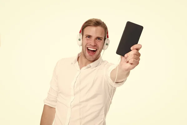 Musik-Anwendung. Mann hört Lieblingssong-Kopfhörer mit Smartphone Der Mann hört über Kopfhörer Musik. Mann glücklich lächelnd Gesicht genießen Musik hören Kopfhörer isoliert weißen Hintergrund — Stockfoto
